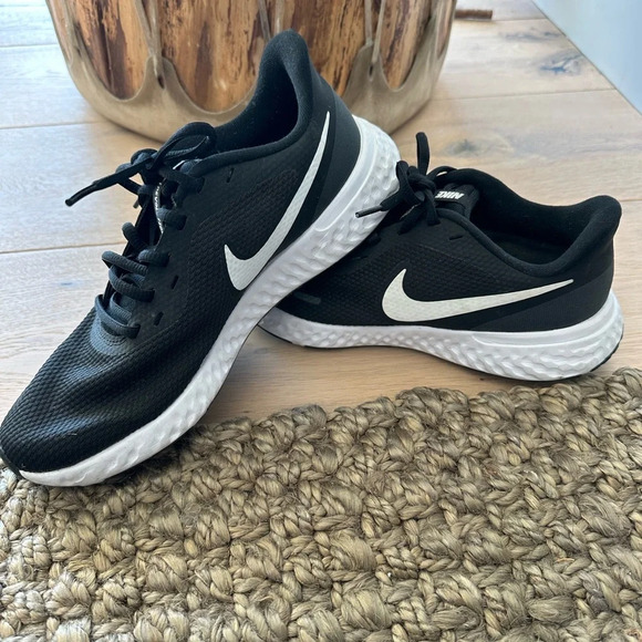 Pristine Nike Revolution Super Comfy Sneakers - Picture 1 of 6